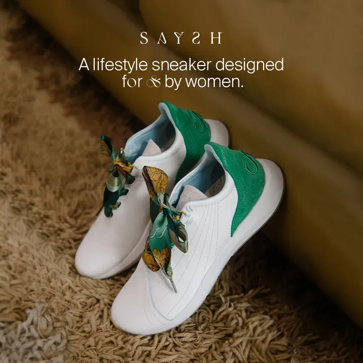 Saysh lifestyle sneaker with a green ribbon lace